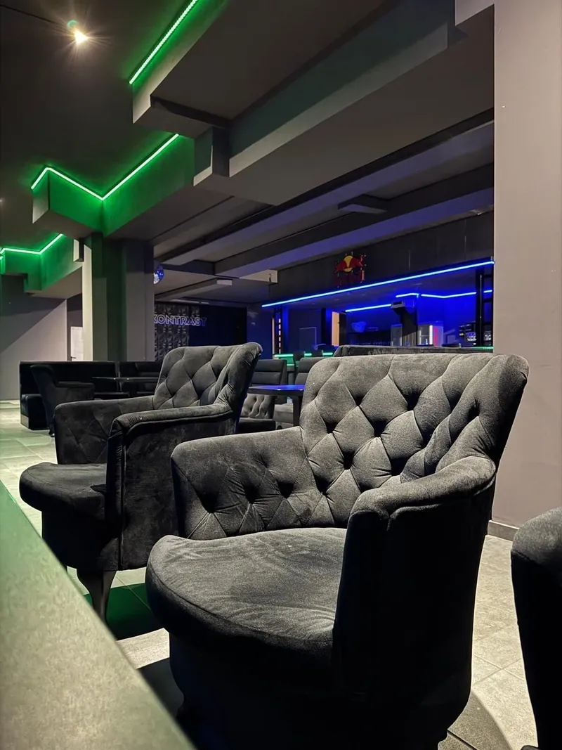 Kontrast Bar im Ootel mit Sesseln und beleuchteter Theke