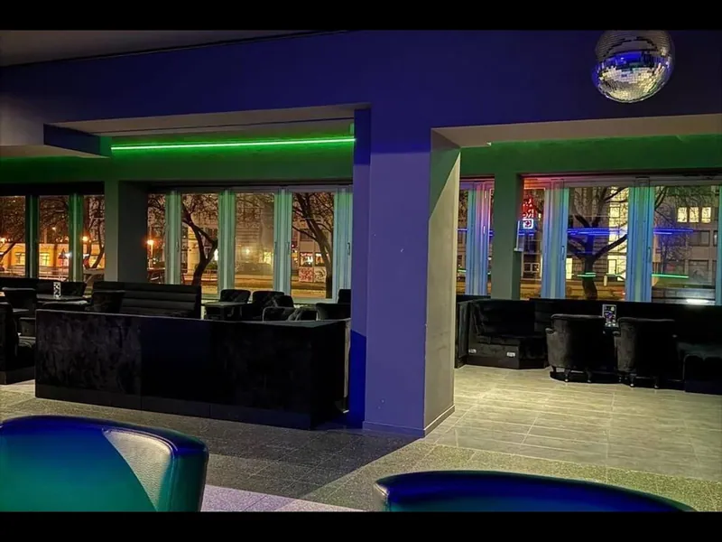 Sitzgruppen und Discokugel der Kontrast Bar