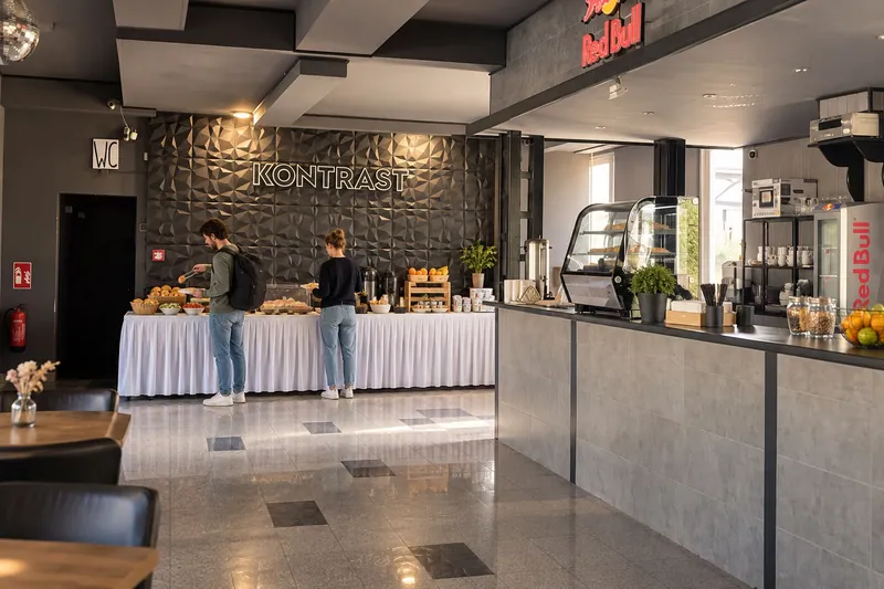KI-Illustration: fiktive Gäste bedienen sich am Frühstücksbuffet, auf Basis des Ootel-Buffetbereichs
