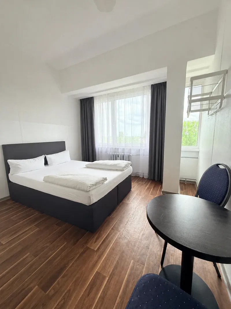 KI-überarbeitetes Doppelbettzimmer im Ootel