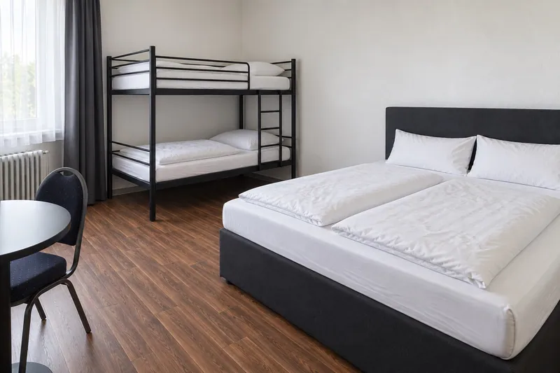 Weitere KI-Ansicht eines Familienzimmers mit Doppelbett und einem Etagenbett