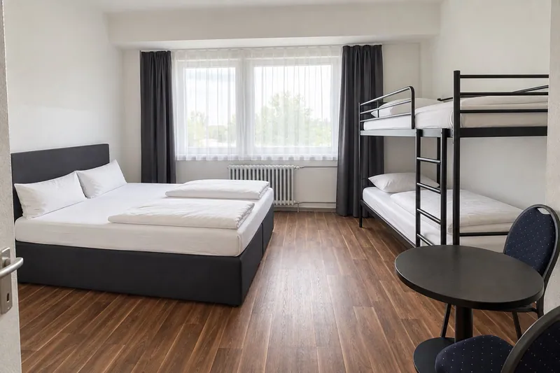 KI-Visualisierung eines Familienzimmers mit Doppelbett und einem Etagenbett am Fenster