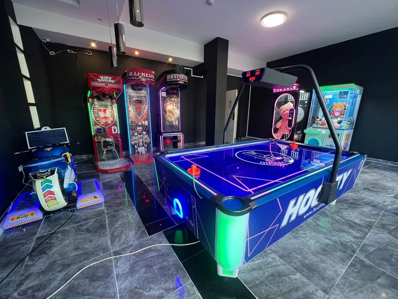 Airhockey, Boxautomaten und Greifautomaten im Ootel-Gamingraum