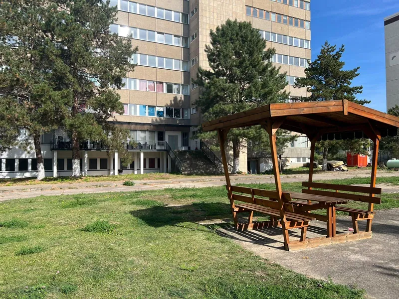 Blick vom Garten auf das Ootel-Gebäude