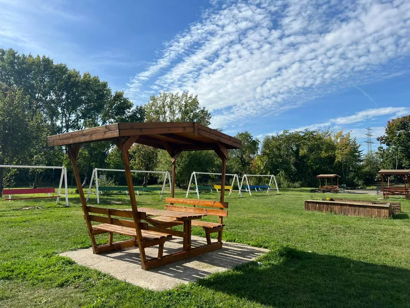 Ootel-Garten mit Holzpavillon, Wiese und Schaukeln