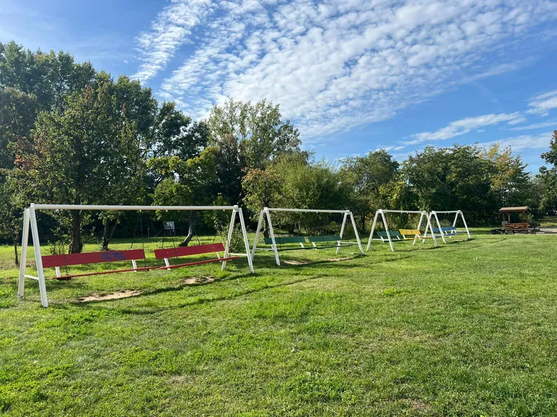 Bunte Schaukeln auf der Wiese im Ootel-Garten