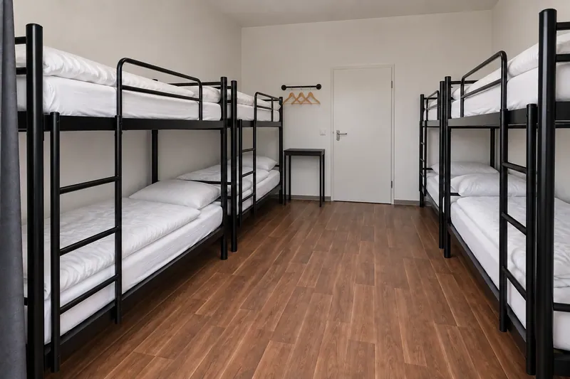 KI-Visualisierung eines Ootel-Hostelzimmers mit acht Betten